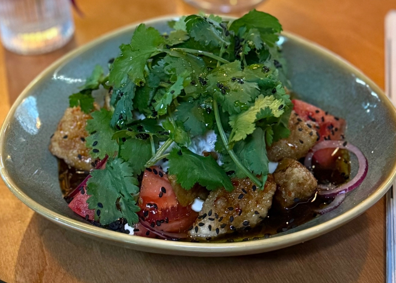 Хрустящий баклажан, томаты и страчателла