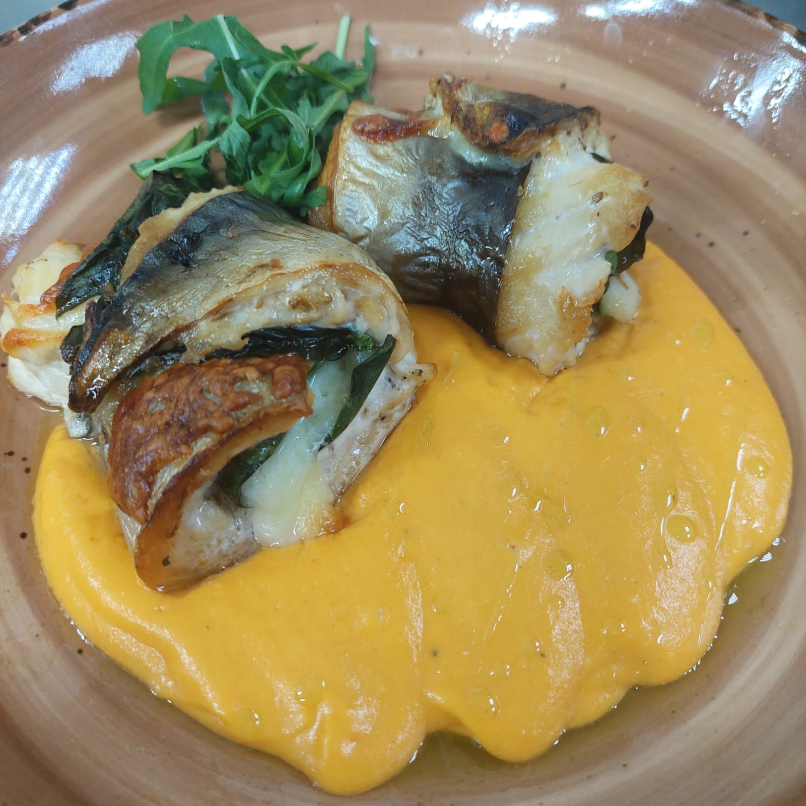 Скумбрия со шпинатом на подушке из морковного пюре