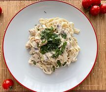 Удон с курицей и грибами в сливках