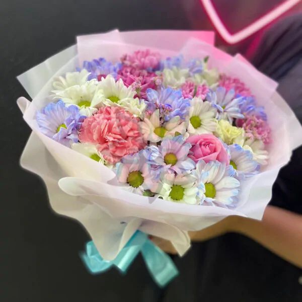 Композиция из гвоздик, роз и хризантем в матовом оформлении