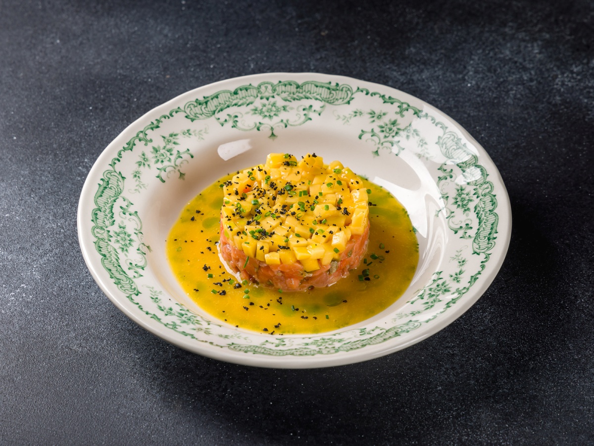 Тартар из форели Dry Age с манго и авокодо