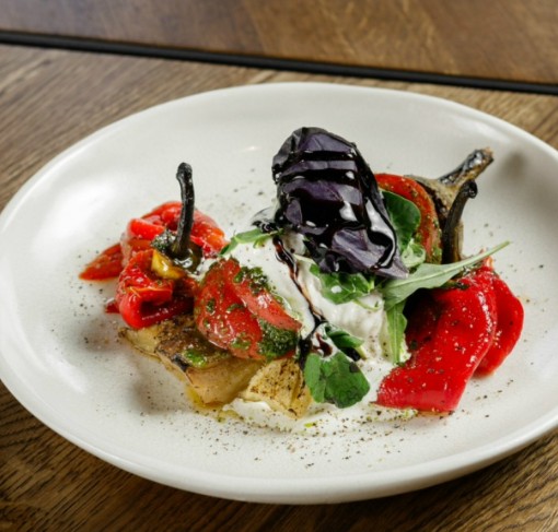 Салат со страчателлой и печеными овощами