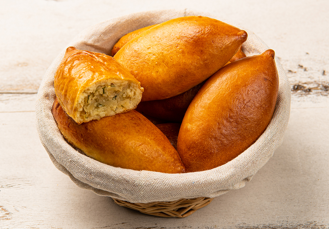 Пирожок с капустой и яйцом