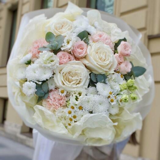 Букет с пионовидными розами и ромашкой 