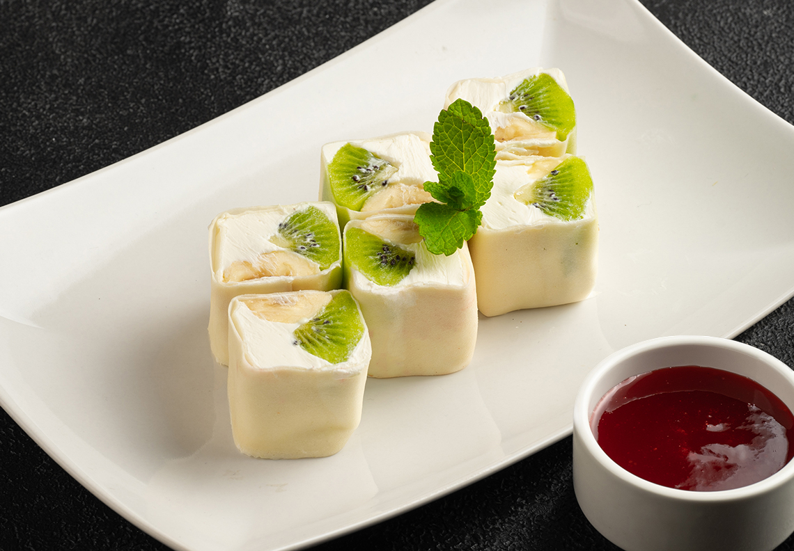 Сладкий ролл с киви и бананом