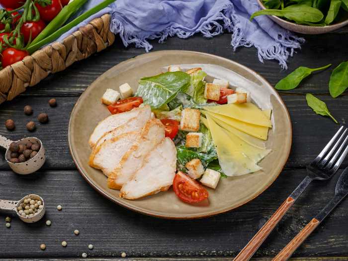 Салат Цезарь с курицей