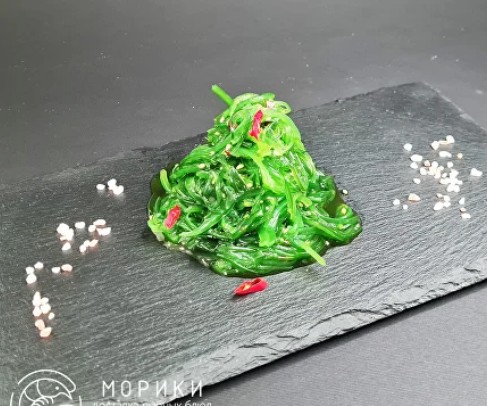Салат Чука с ореховым соусом