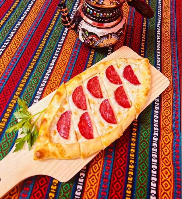 Пиде с сыром и суджуком