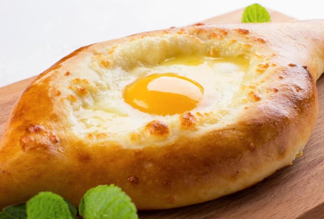 Хачапури по-аджарски с яйцом