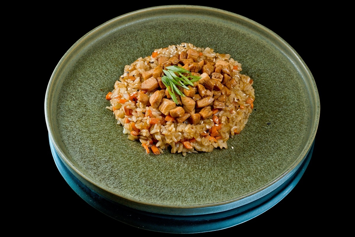 Жареный рис с курицей