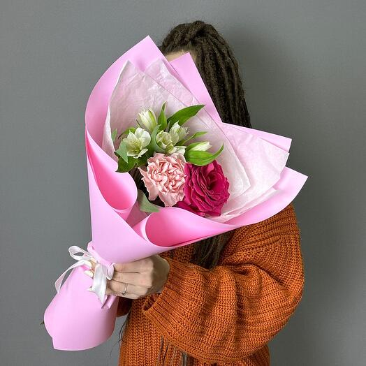 Букет с альстромерией, эквадорской розой «Нежность»