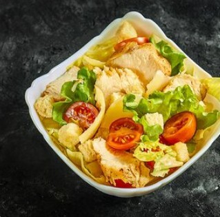 Салат Цезарь с курицей