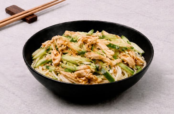 Салат фунчоза с курицей