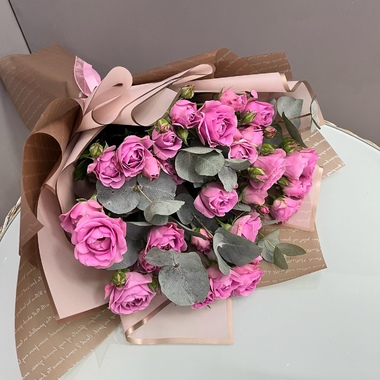 Пионовидные кустовые розы с голубым эвкалиптом