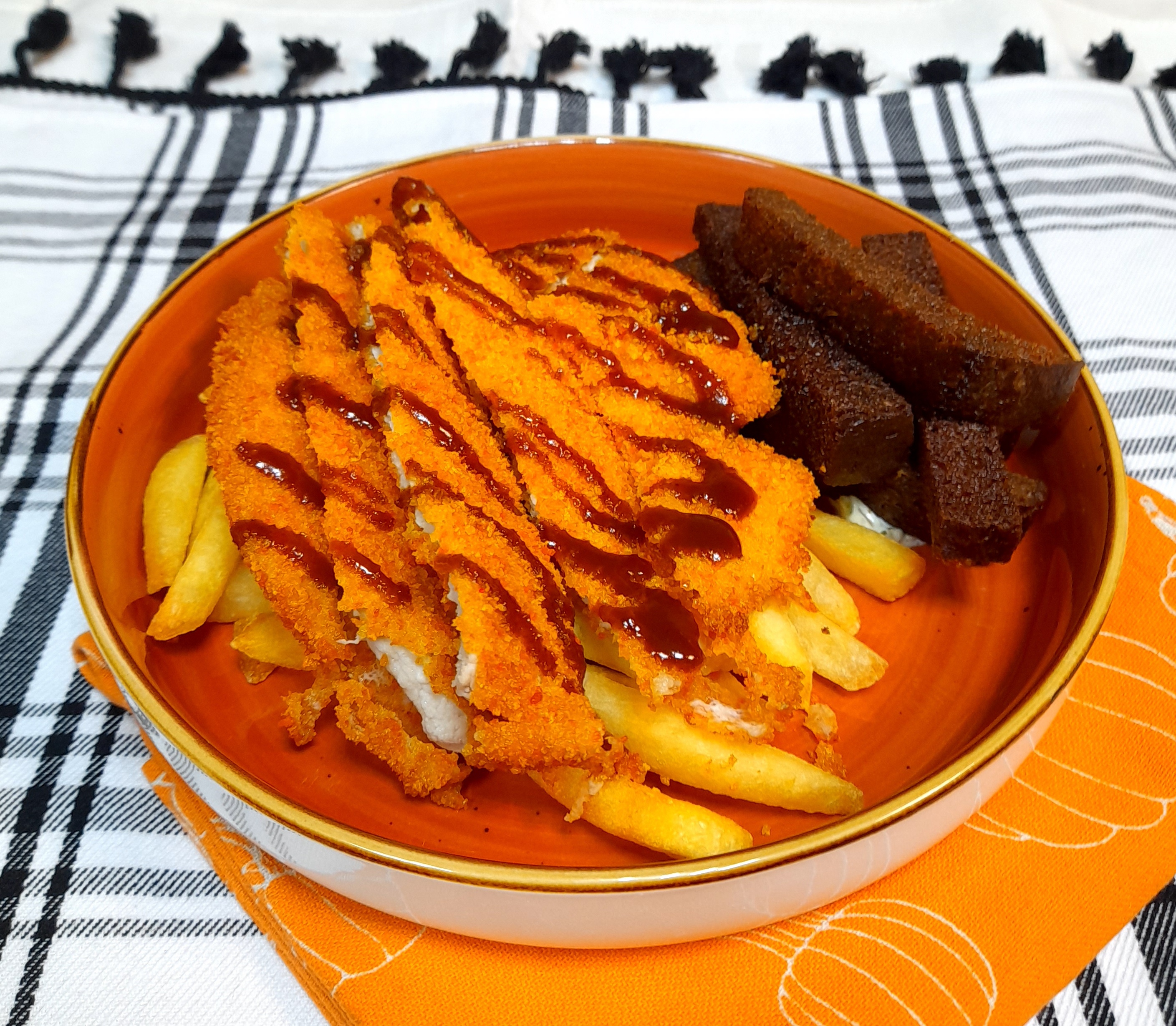 Свинина  с карт фри и гренками
