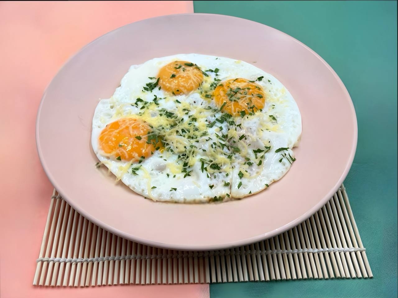 Яичница из 3х яиц с сыром и зеленью