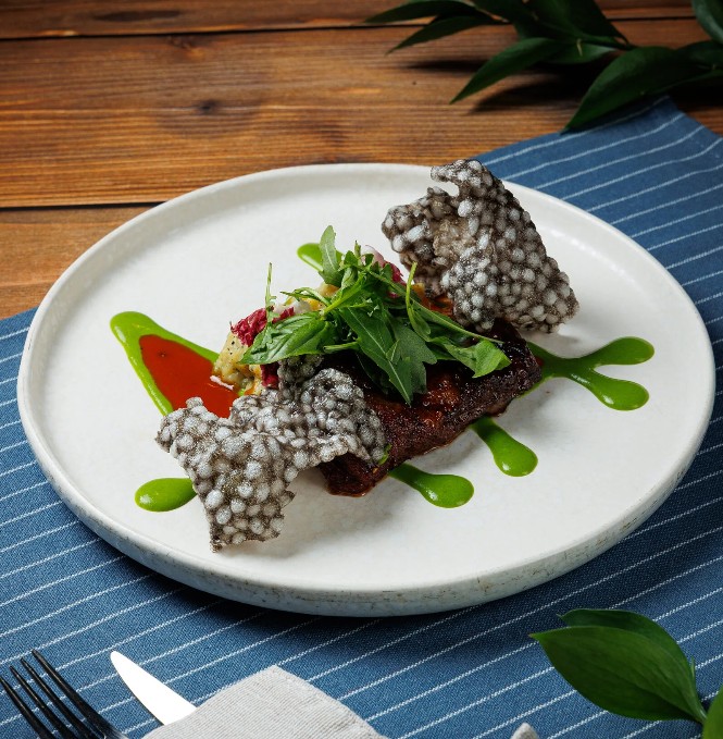 Глазированные говяжьи ребра с трюфельным пюре и чипсом Тапиока