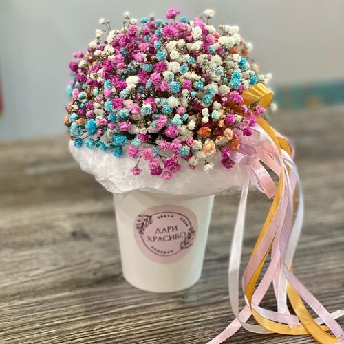 Букет из разноцветной гипсофилы в стаканчике
