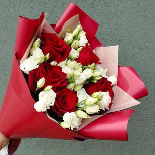 Букет из роз и эустомы