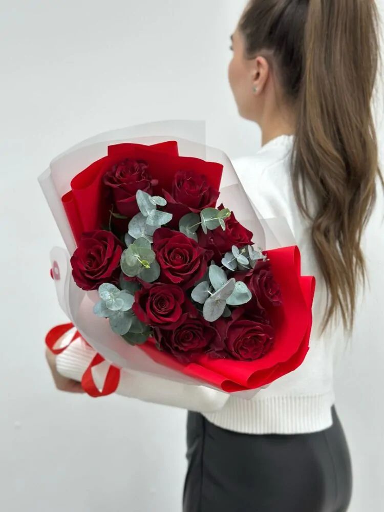 Букет из 9 бордовых роз с эвкалиптом в контрастной упаковке