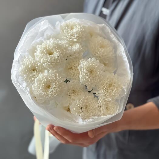 Нежный букет из белых кустовых хризантем