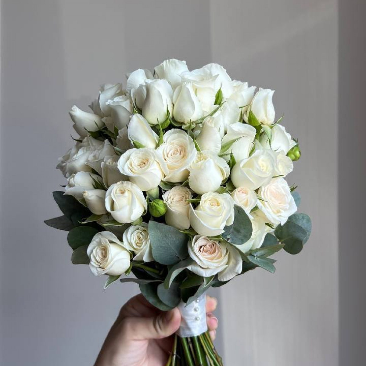 Букет невесты из белых кустовых роз (предзаказ)