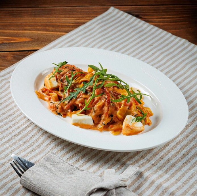 Tальятелле c моцареллой и вялеными томатами