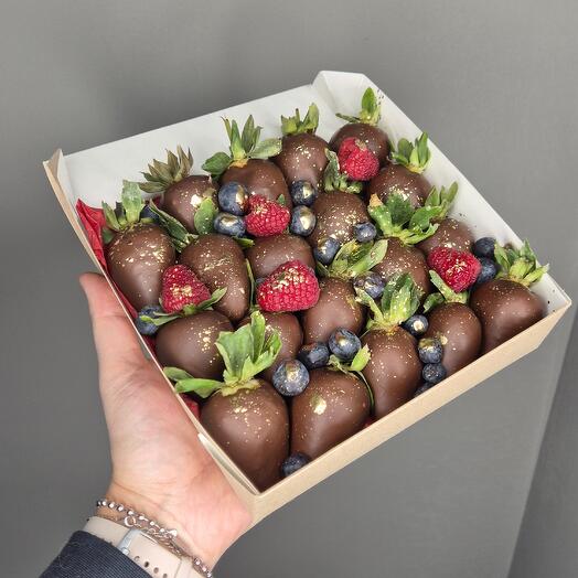 Клубника в шоколаде с малиной и голубикой