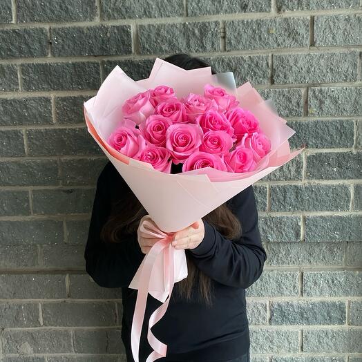 Букет из 15 розовых роз в упаковке