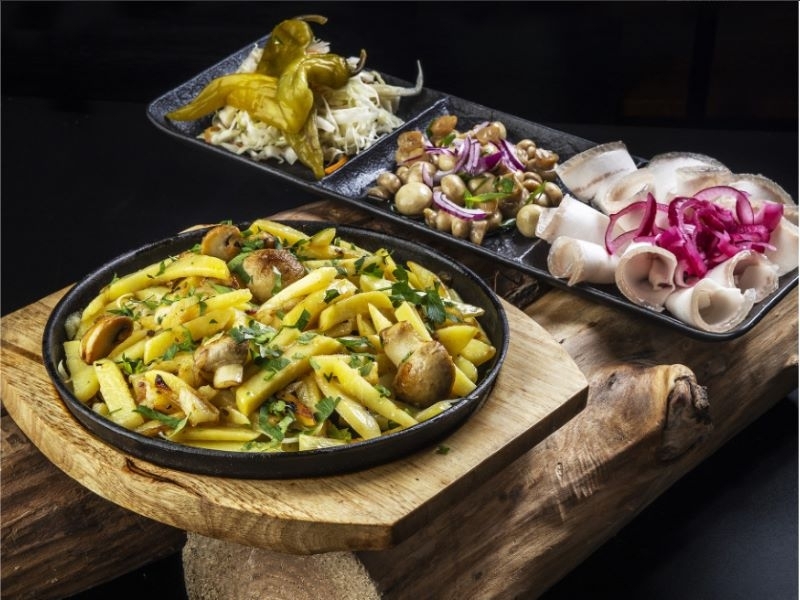 Жареха с грибами и разносолами