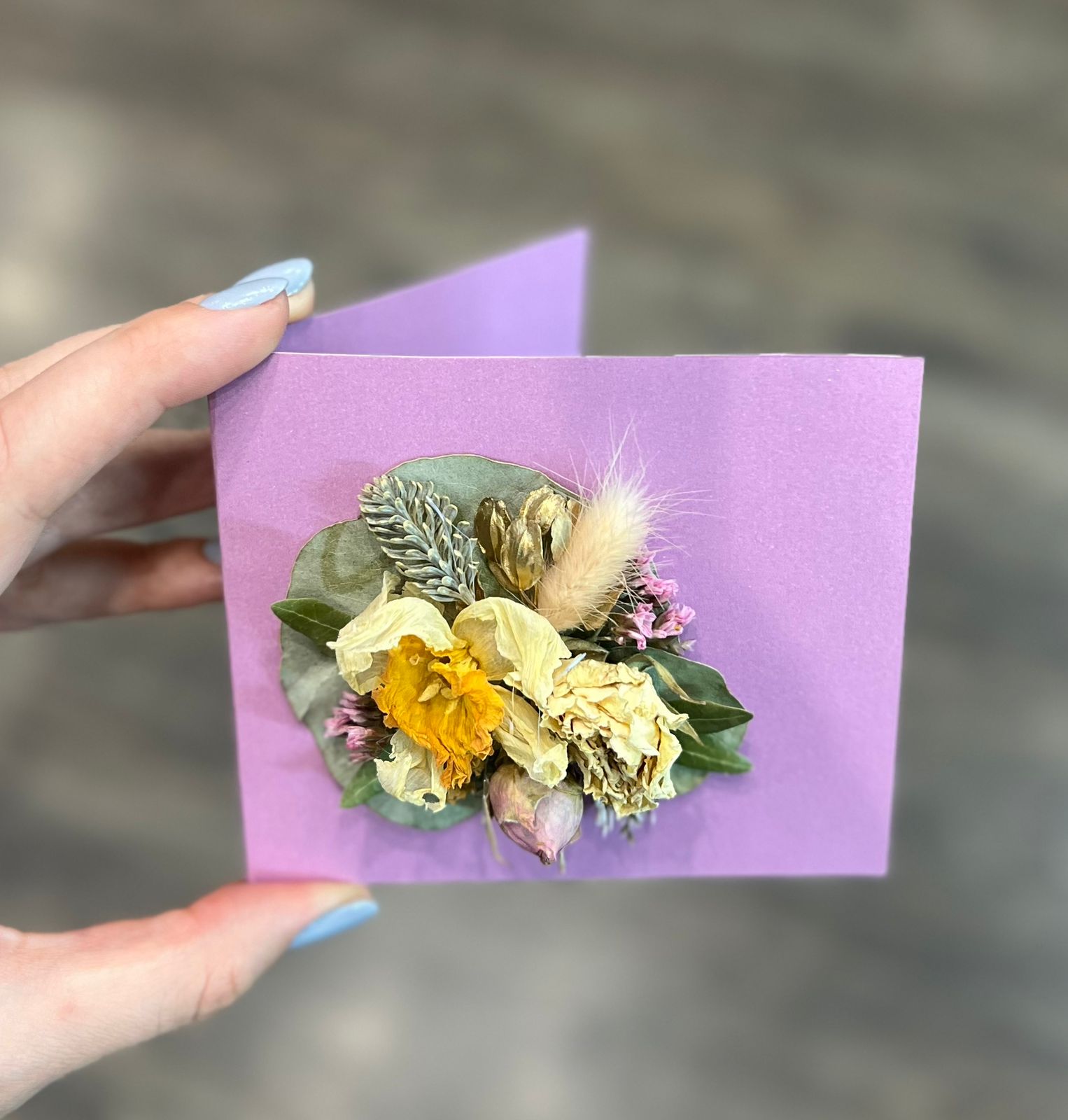 Открытка с сухоцветами ручной работы