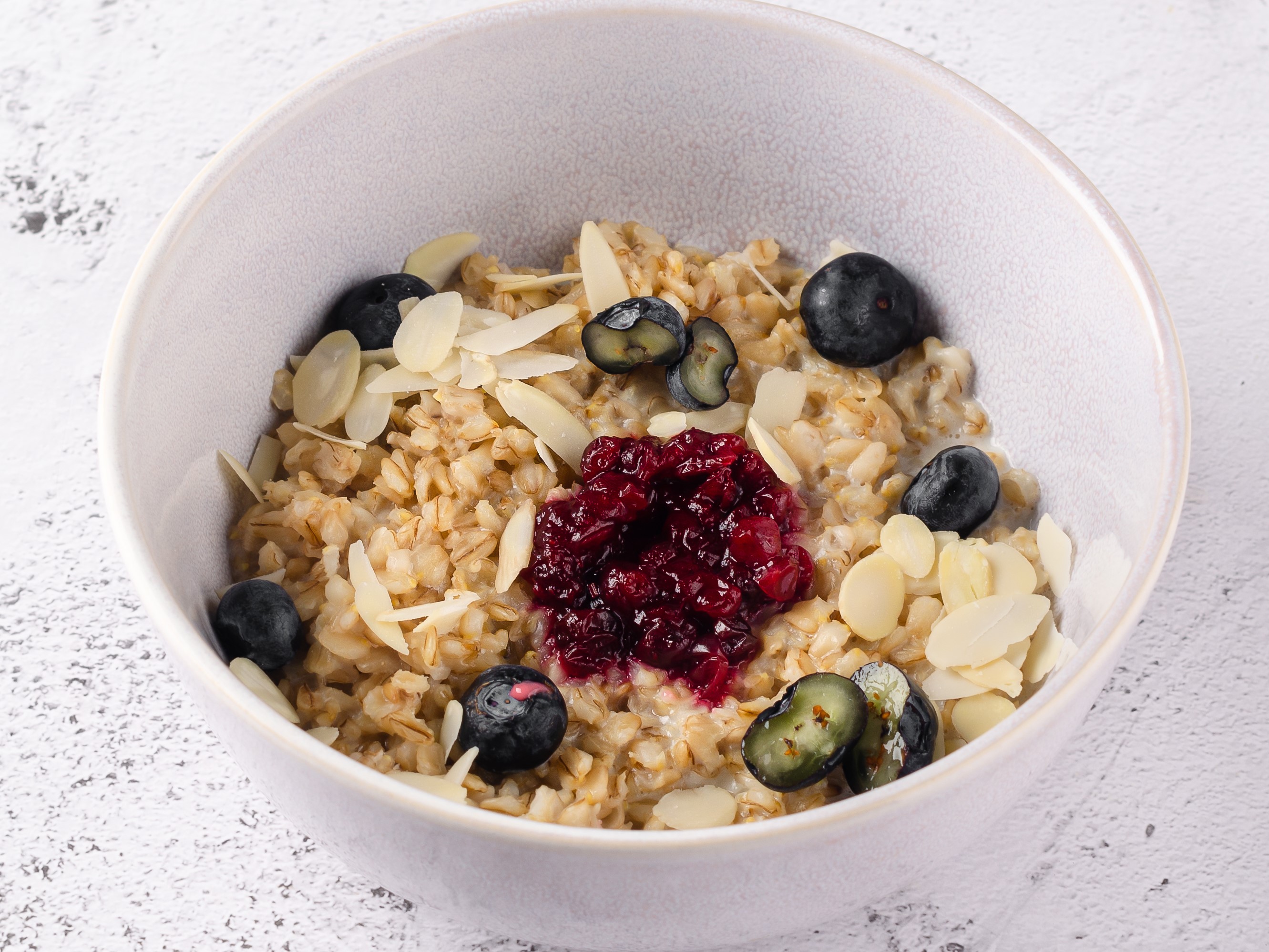 Каша овсяная с голубикой и лепестками миндаля