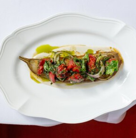 Печёный баклажан с песто и томатами