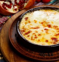 Запечённый сыр сулугуни с помидорами