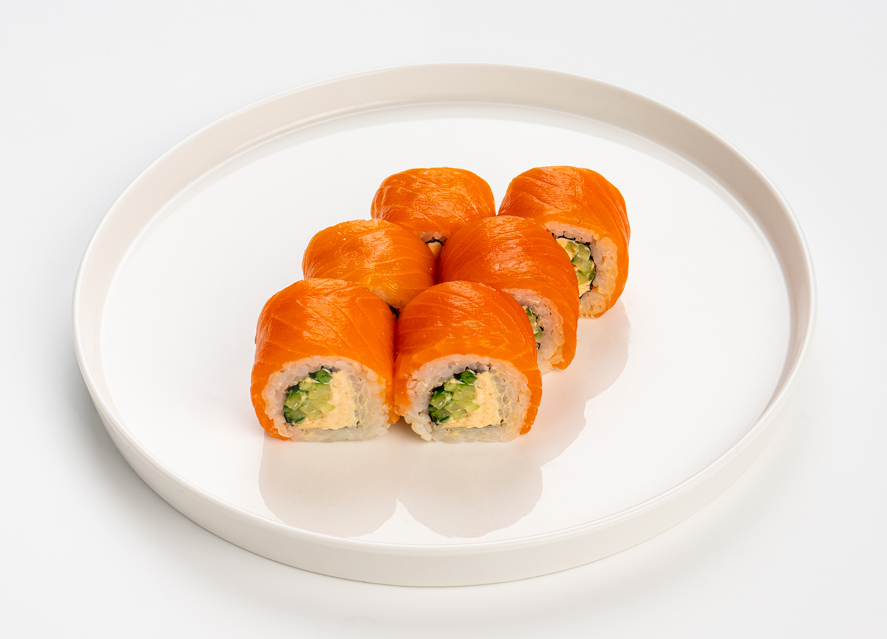 Филадельфия с лососем и соусом Том ям