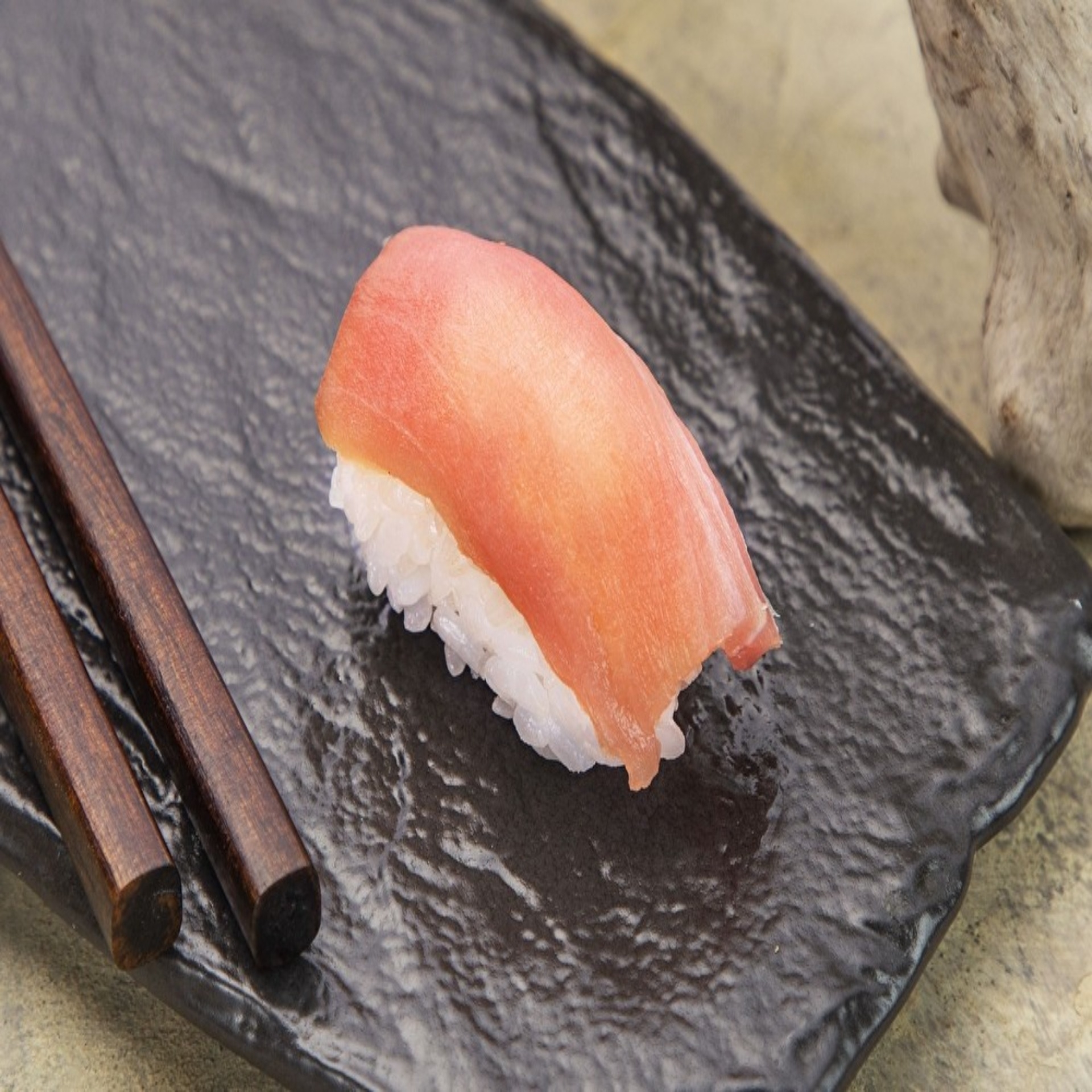 Суши с тунцом