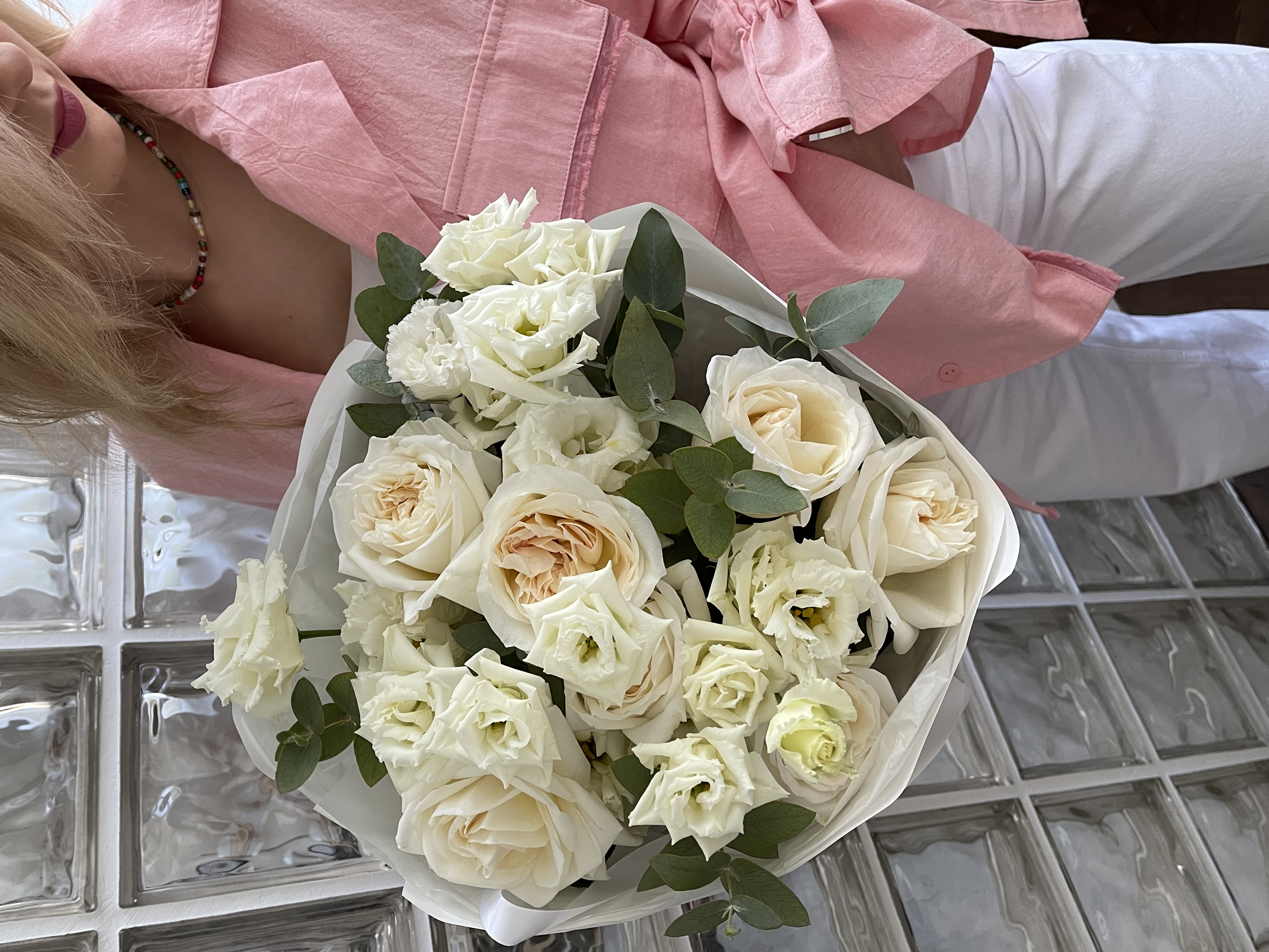 Букет с ароматными пионовидными розами охара и эустомой 