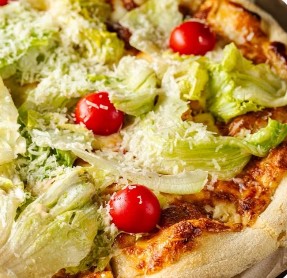 Пицца с курицей, томатами, свежими листьями салата