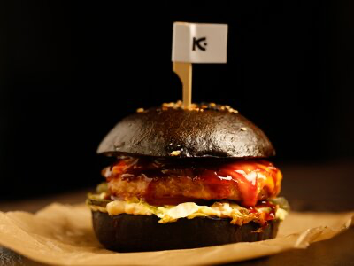 Бургер со свининой и карамелизованным луком