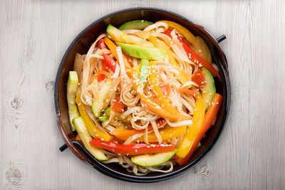 Wok пшеничная с овощами