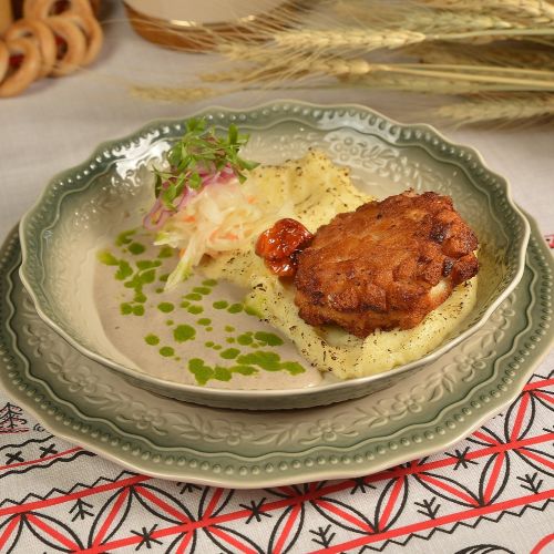 Пожарская котлета с картофельным пюре и грибным соусом.