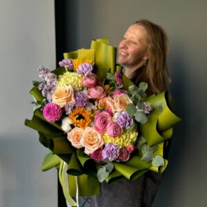 Авторский букет с подсолнухами и розами