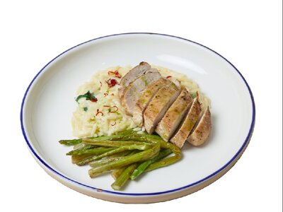 Куриная грудка с орзо и спаржей