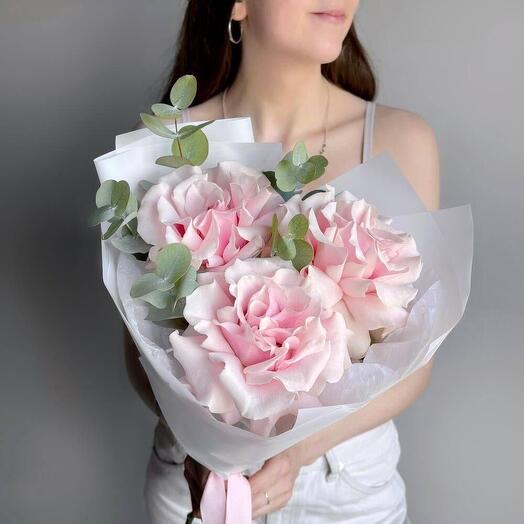 Букет с ажурными розами и эвкалиптом