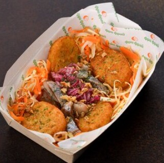 Хашбраун с селедочкой, луком и капустным салатом