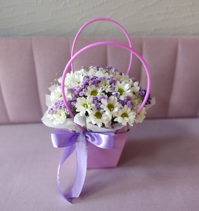 Коробка с хризантемой и гипсофилой