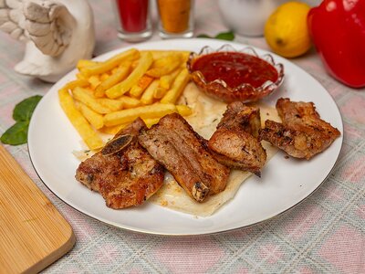 Свиные рёбрышки с картофелем фри