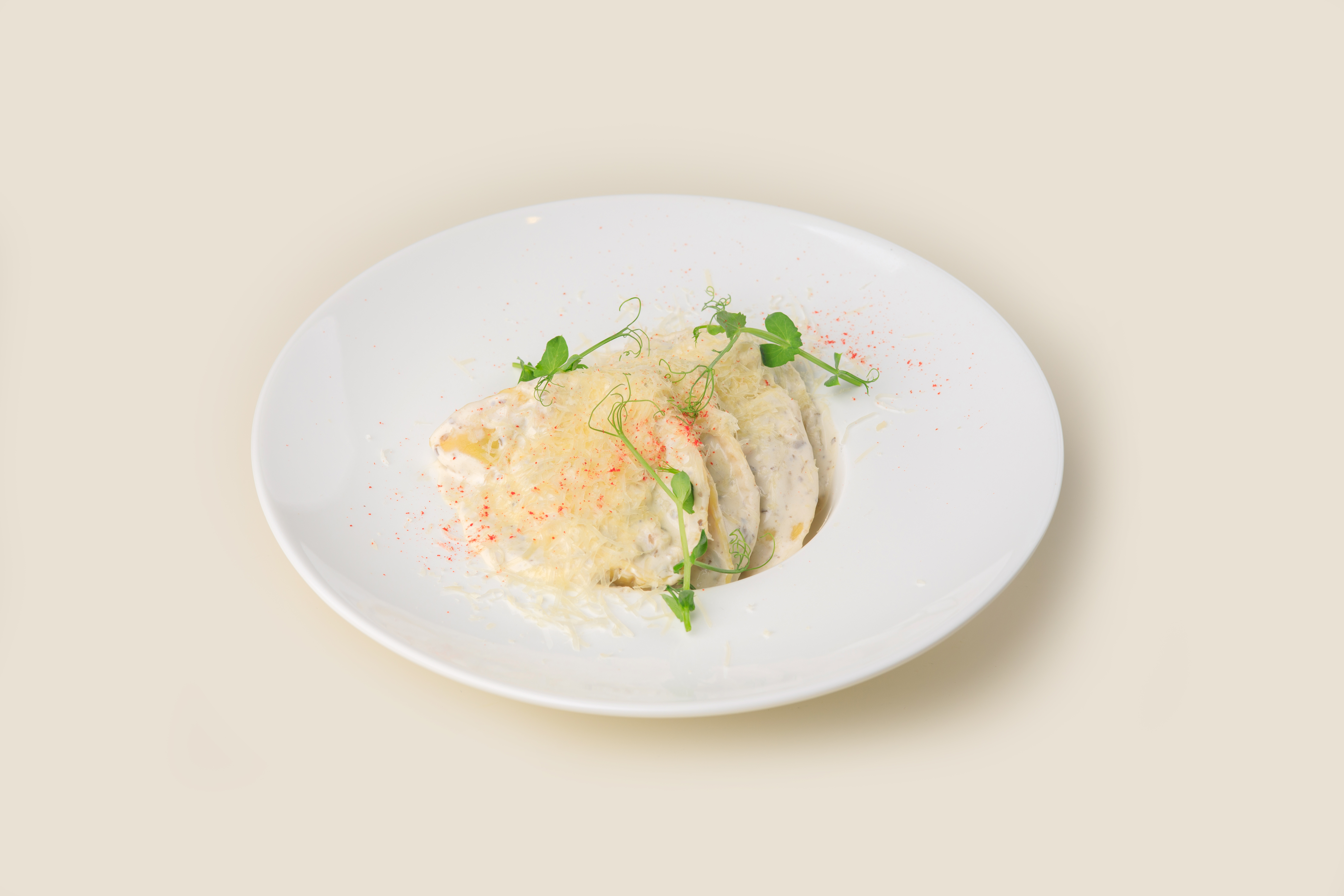 Равиоли с лесными грибами и картофелем под классическим жюльеном