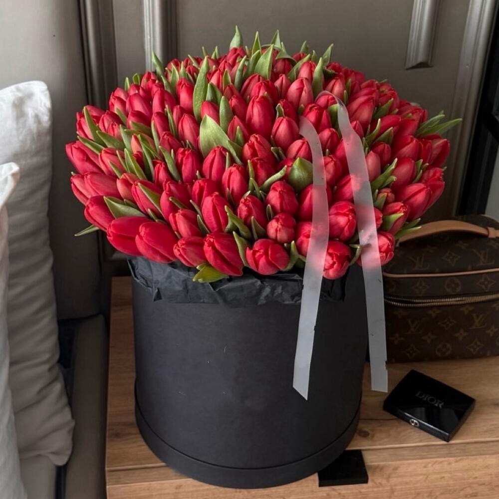 101 красный тюльпан в коробе