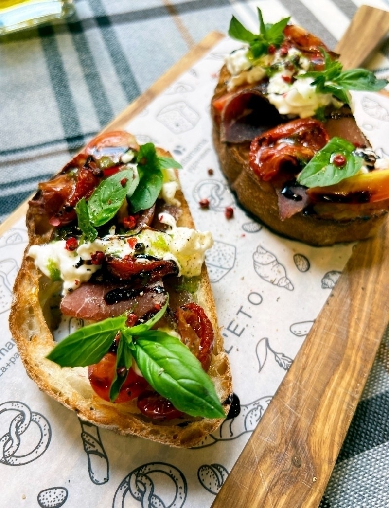 Брускетта с телятиной брезаола